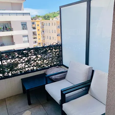 Large Studio With Private Parking فالوريس