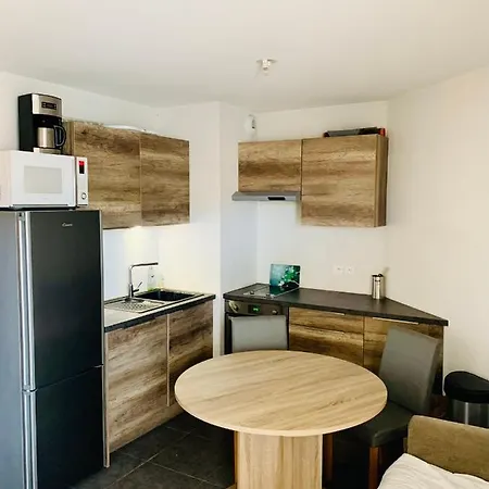 Large With Private Parking Appartement *