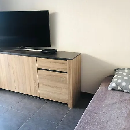 Large Studio With Private Parking * فالوريس