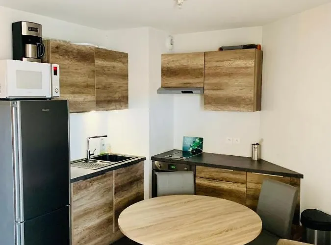 Large With Private Parking Appartement *
